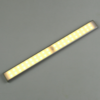 Lysskinne tændt, varm hvid