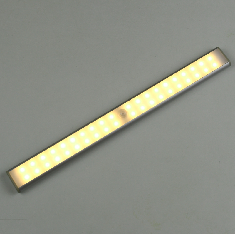 Lysskinne tændt, varm hvid