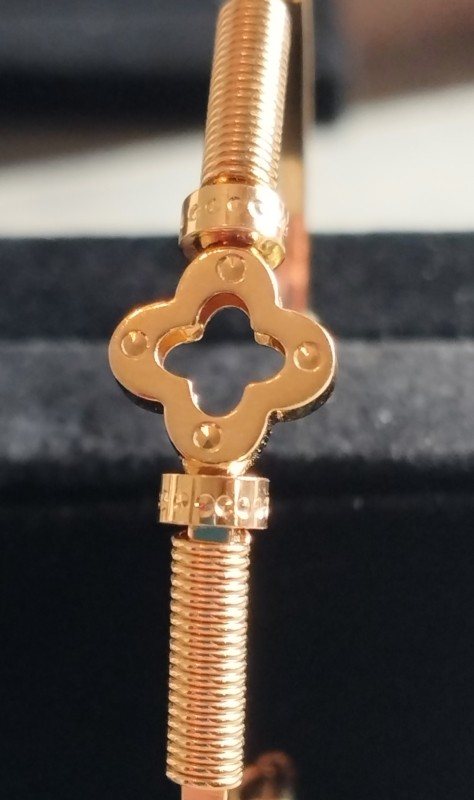 Kløver Bangle tæt på