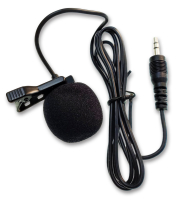 Lapel-mikrofon med sort mikrokapsel og en metalclips til fastgørelse, tilkoblet en lang ledning, der ender i en 3,5mm audiojackstik.