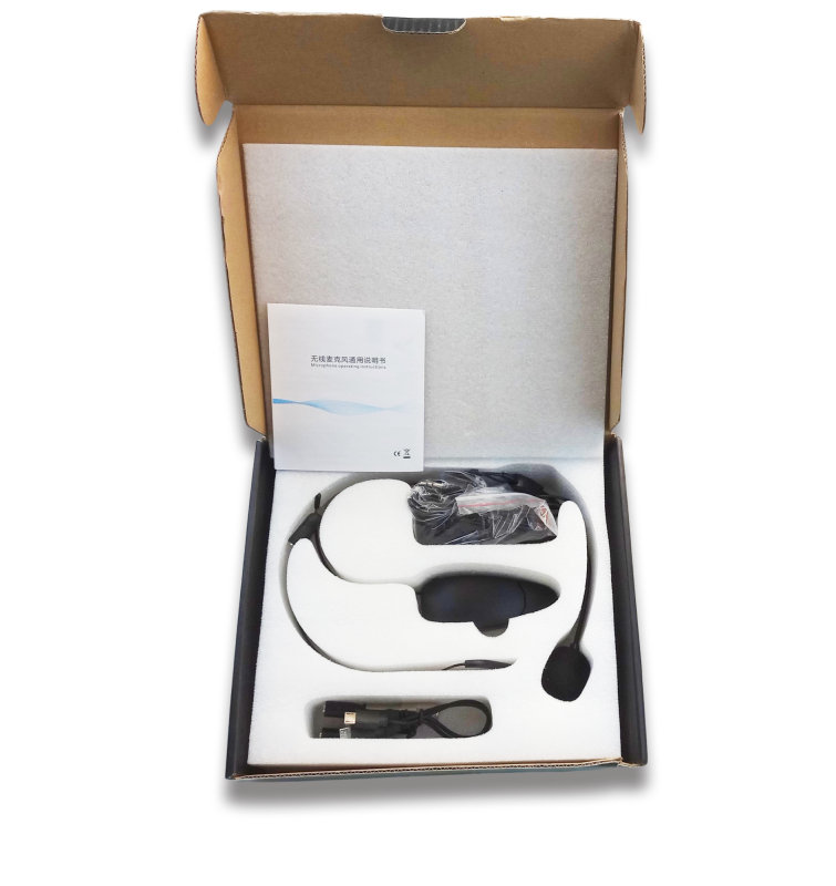 En åbnet papkasse med et headset og tilbehør ordentligt anbragt i skuminddækning. Inkluderer et par sorte ledninger, en controller med rem, og en brugermanual.