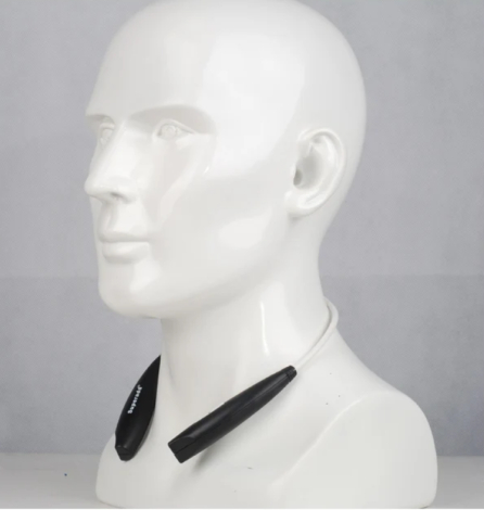 Trådløs halsmikrofon vist på dukke